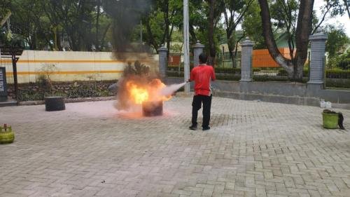 SOSIALISASI DAN PELATIHAN PENANGANAN RESIKO KEBARAN DI UPTD LABKESDA KAB. MAGETAN . Bersama dengan Satuan Polisi Pamong Praja dan Pemadam Kebakaran